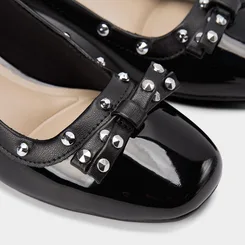 Scarpin Moleca Salto Médio Bloco Detalhe Em Tachas Verniz Preto