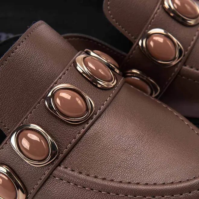 Mule Clog Moleca Detalhe Em Pedrarias Marrom