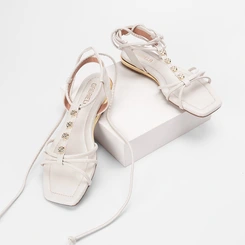 Sandália Feminina Gabriela Detalhe Metalizado Flor Amarração Off-White