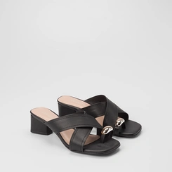 Tamanco Feminino Penélope Tiras Cruzadas Detalhe Bold Preto