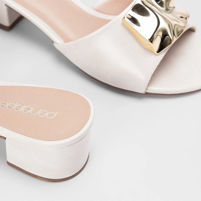 Tamanco Feminino Penélope Salto Bloco Enfeite Metálico Off White