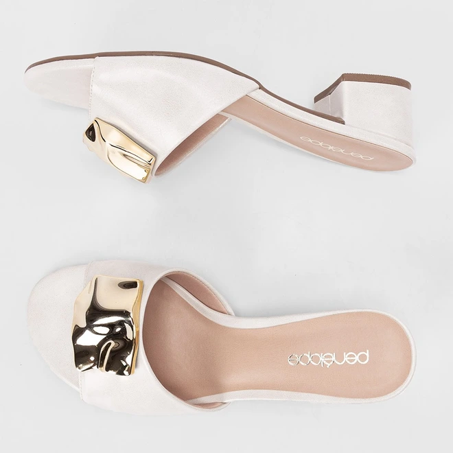 Tamanco Feminino Penélope Salto Bloco Enfeite Metálico Off White