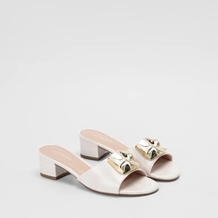 Tamanco Feminino Penélope Salto Bloco Enfeite Metálico Off White