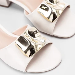Tamanco Feminino Penélope Salto Bloco Enfeite Metálico Off White