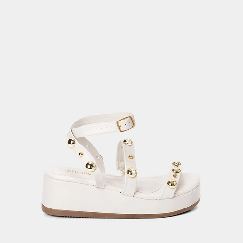 Sandália Feminina Gabriela Salto Plataforma Médio Tachas Off White
