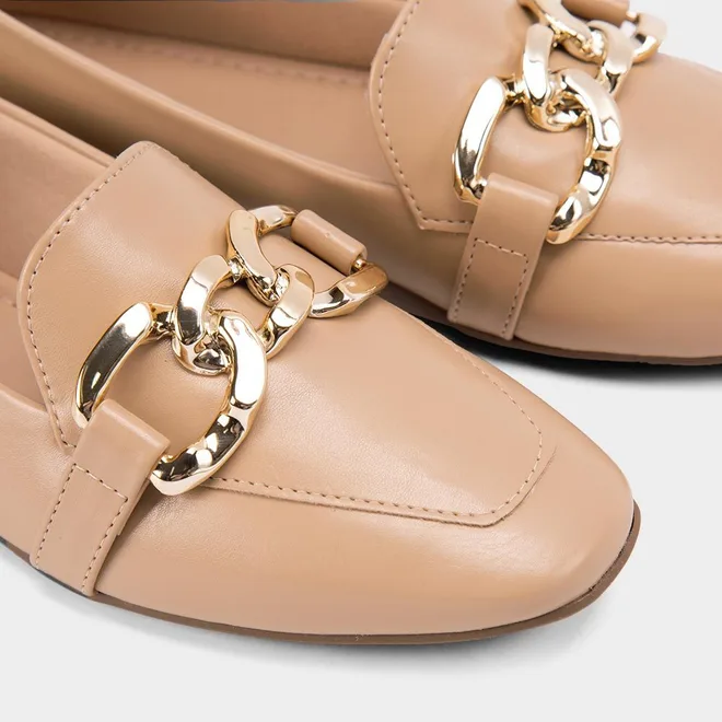 Mocassim Feminino Gabriela Enfeite de corrente Bege