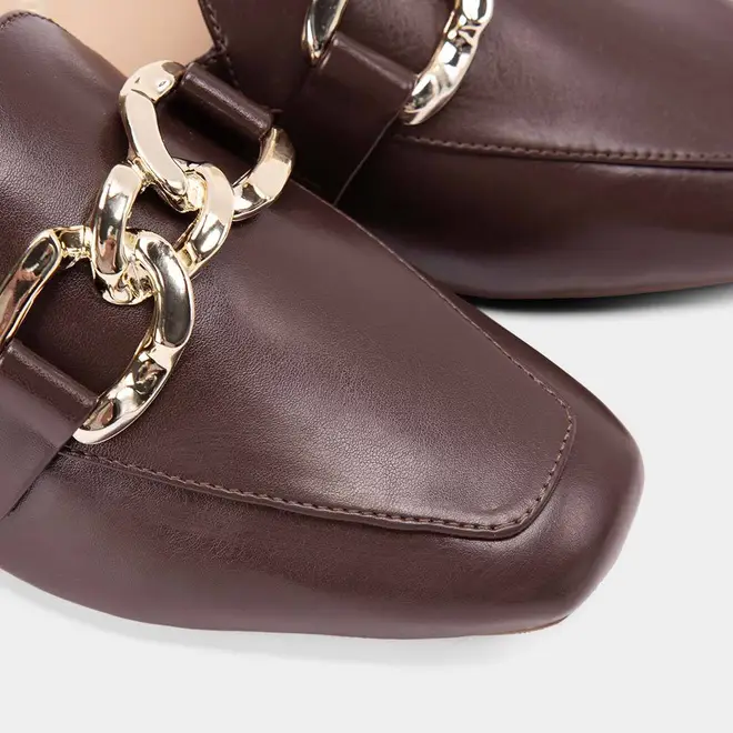 Mule Feminino Gabriela Detalhe Corrente Marrom