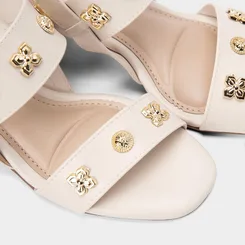 Sandália Feminina Moleca Salto Bloco Médio Tachas Flor Off White