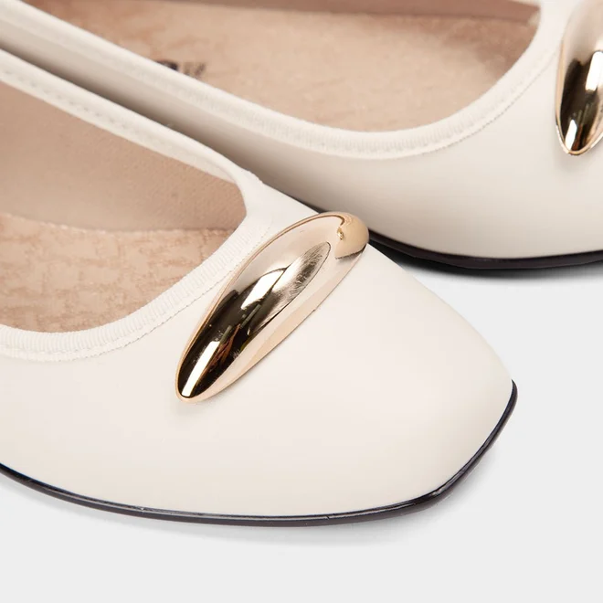 Sapatilha Feminina Moleca Bico Quadrado Enfeite Bold Off White