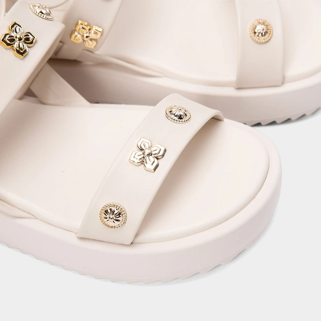 Sandália Feminina Moleca Flatform Tratorada Com Aplicações Em Flor Off White
