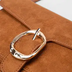 Bolsa Transversal Gabriela Média Suede Detalhe Fivela Caramelo