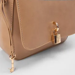 Bolsa Transversal Gabriela Média Detalhe Cadeado Bege