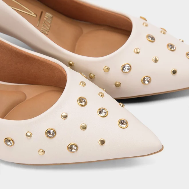 Scarpin Feminino Vizzano Salto Médio Fino Detalhe Tachas & Pedraria Off White