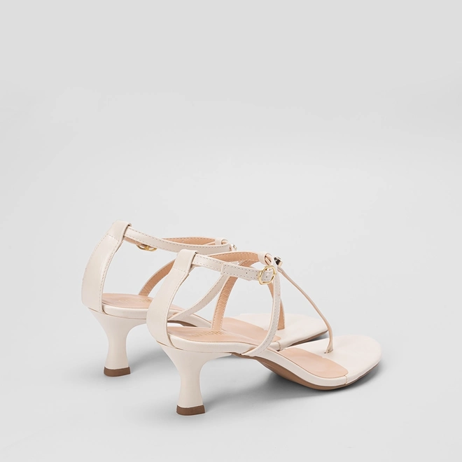 Sandália Feminina Gabriela Salto Médio Flare Off White
