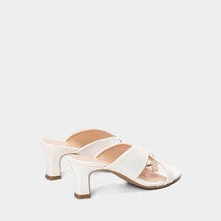 Tamanco Feminino Gabriela Salto Médio Detalhe Bold Off White