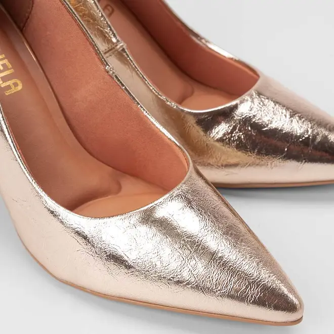 Scarpin Feminino Gabriela Salto Fino Espuma Amortecedora Metalizado Ouro