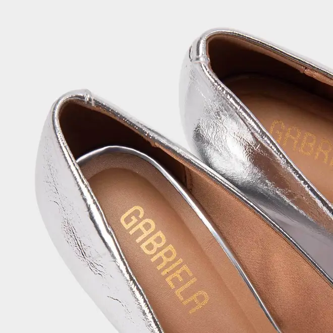 Scarpin Feminino Gabriela Salto Médio Fino Metalizado Prata