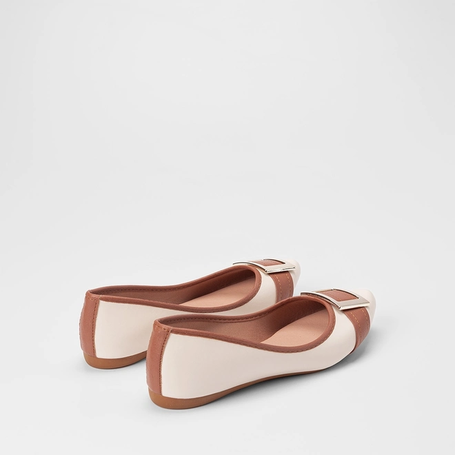 Sapatilha Feminina Penélope Enfeite Fivela Off White & Caramelo