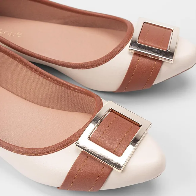 Sapatilha Feminina Penélope Enfeite Fivela Off White & Caramelo
