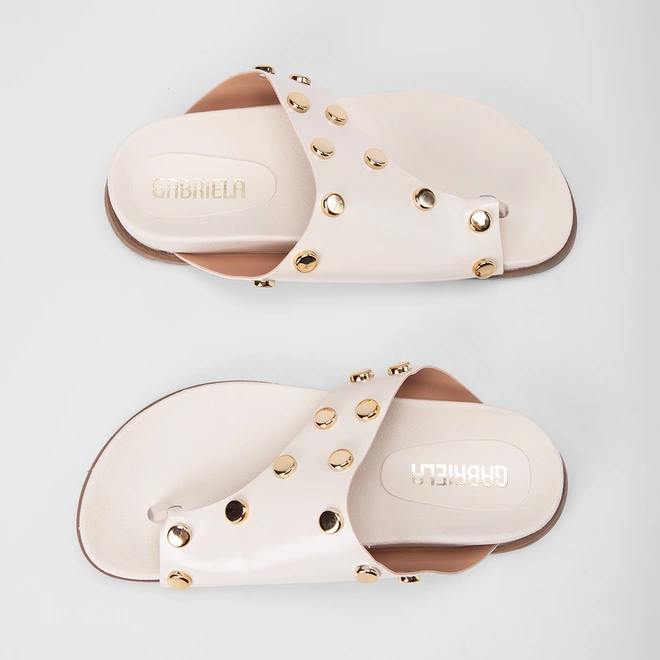 Tamanco Rasteiro Feminino Gabriela Detalhe Tachas Off White