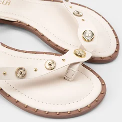 Sandália Rasteira Feminina Gabriela Detalhe Tachas Off White
