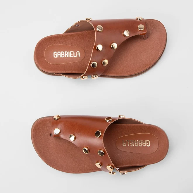 Tamanco Rasteiro Feminino Gabriela Detalhe Tachas Caramelo