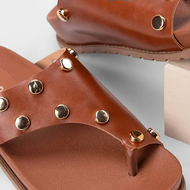 Tamanco Rasteiro Feminino Gabriela Detalhe Tachas Caramelo