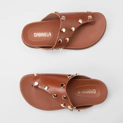 Tamanco Rasteiro Feminino Gabriela Detalhe Tachas Caramelo