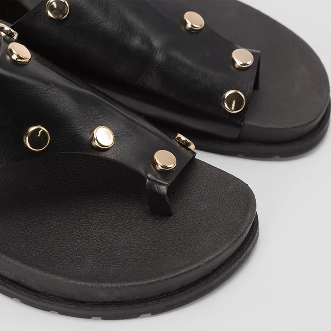 Tamanco Rasteiro Feminino Gabriela Detalhe Tachas Preto
