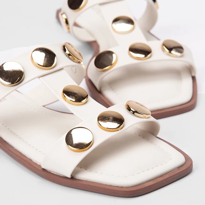 Rasteira Feminina Gabriela Detalhe Tachas Off White