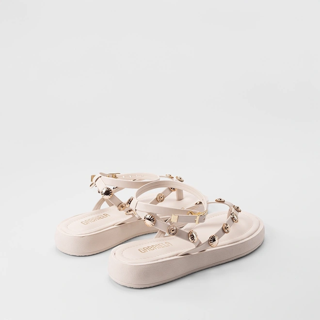Sandália Feminina Gabriela Detalhe Tachas Decorativas Off White