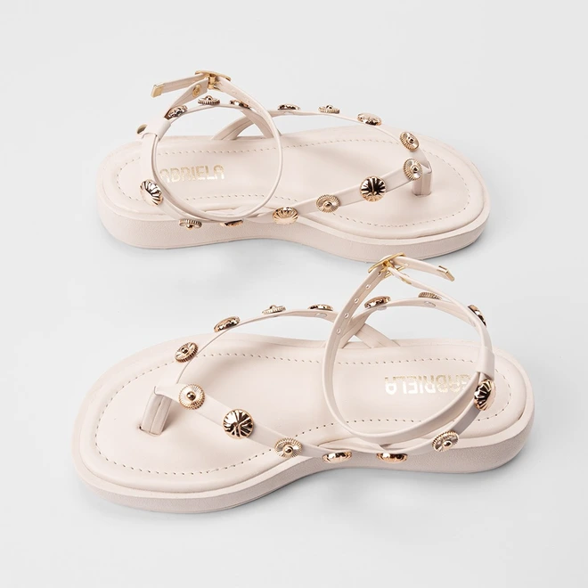 Sandália Feminina Gabriela Detalhe Tachas Decorativas Off White