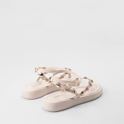 Sandália Feminina Gabriela Detalhe Tachas Decorativas Off White