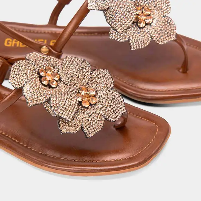 Sandália Rasteira Feminina Gabriela Detalhe Flor & Strass Caramelo