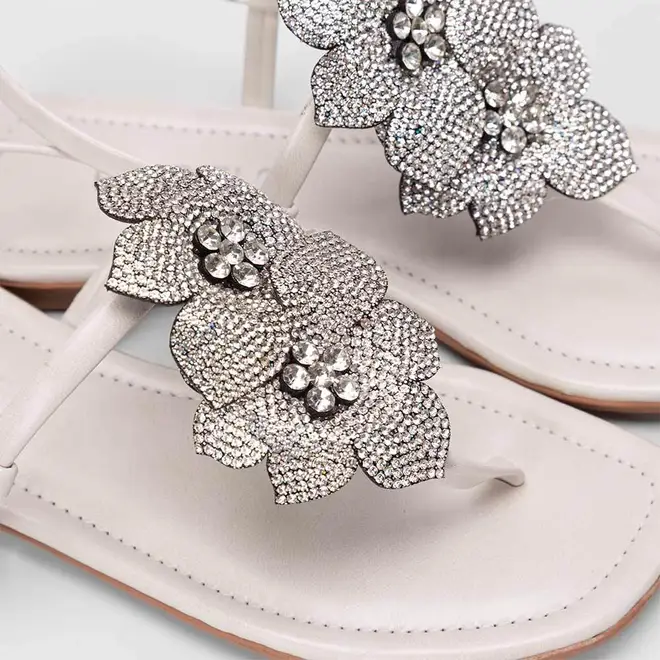 Sandália Rasteira Feminina Gabriela Detalhe Flor & Strass Off White
