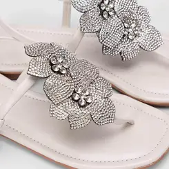 Sandália Rasteira Feminina Gabriela Detalhe Flor & Strass Off White