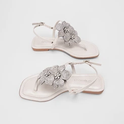 Sandália Rasteira Feminina Gabriela Detalhe Flor & Strass Off White