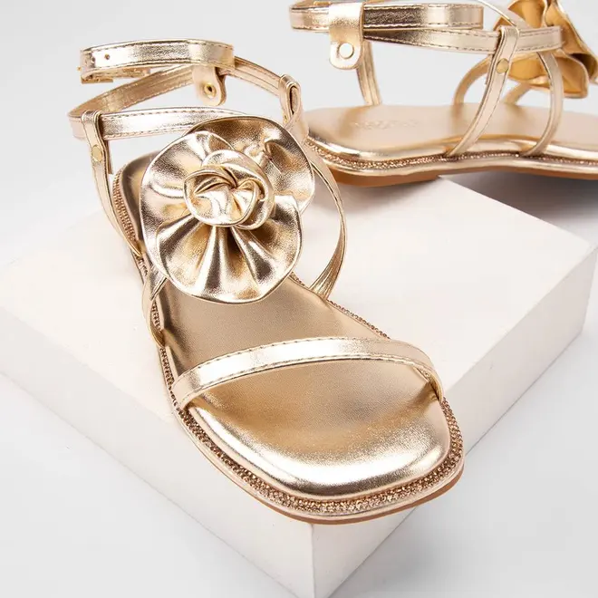 Sandália Rasteira Gabriela Enfeite Flor & Strass Metalizado Ouro
