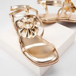 Sandália Rasteira Gabriela Enfeite Flor & Strass Metalizado Ouro