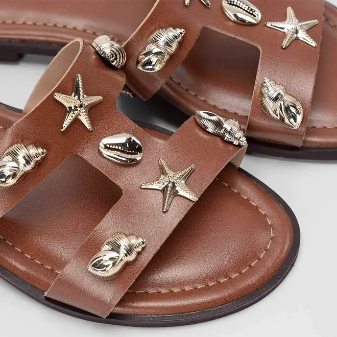 Rasteira Feminina Gabriela Detalhe Conchas & Estrelas Caramelo