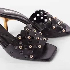 Tamanco Feminino Gabriela Salto Médio Detalhe Tachas Preto