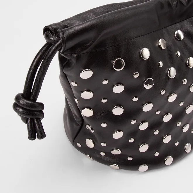 Bolsa Bucket Gabriela Média Detalhe Tachas Preto