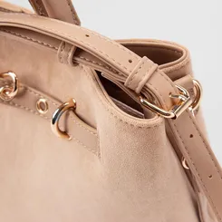 Bolsa De Mão Gabriela Média Suede Transversal Enfeite Fivela Bege
