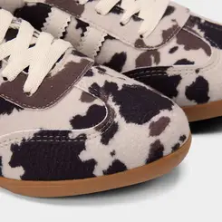 Tênis Casual Feminino Penélope Detalhe Recorte Animal Print Vaca Bege