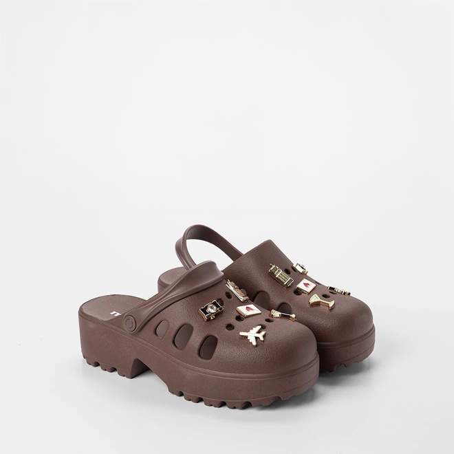 Babuche Feminino Moleca Plataforma Com Pingentes Decorados Marrom
