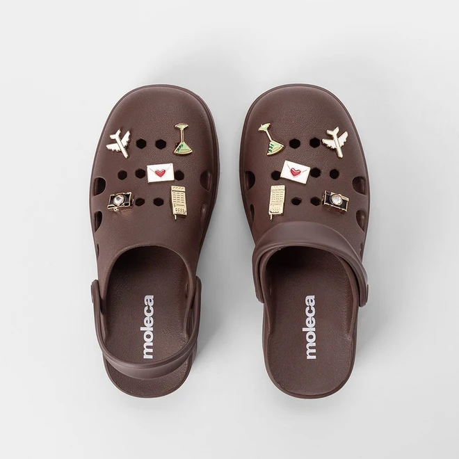 Babuche Feminino Moleca Plataforma Com Pingentes Decorados Marrom