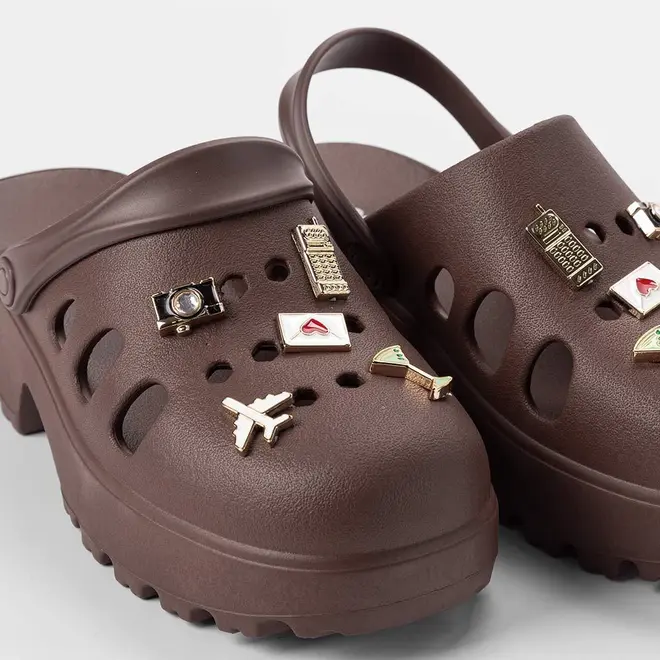Babuche Feminino Moleca Plataforma Com Pingentes Decorados Marrom