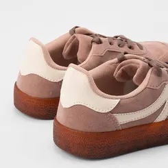 Tênis Casual Feminino Gabriela Detalhe Recorte Lateral Camurça Marrom