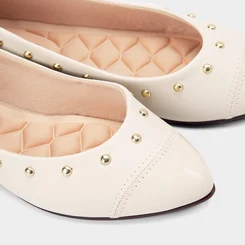 Sapatilha Feminina Moleca Tachas Arredondadas Off White