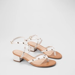 Sandália Feminina Gabriela Salto Bloco Detalhe Tachas Off White